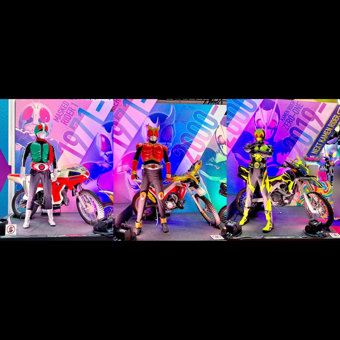 バンダイ/BANDAI SPIRITSブース 総合エントランス 仮面ライダー立像