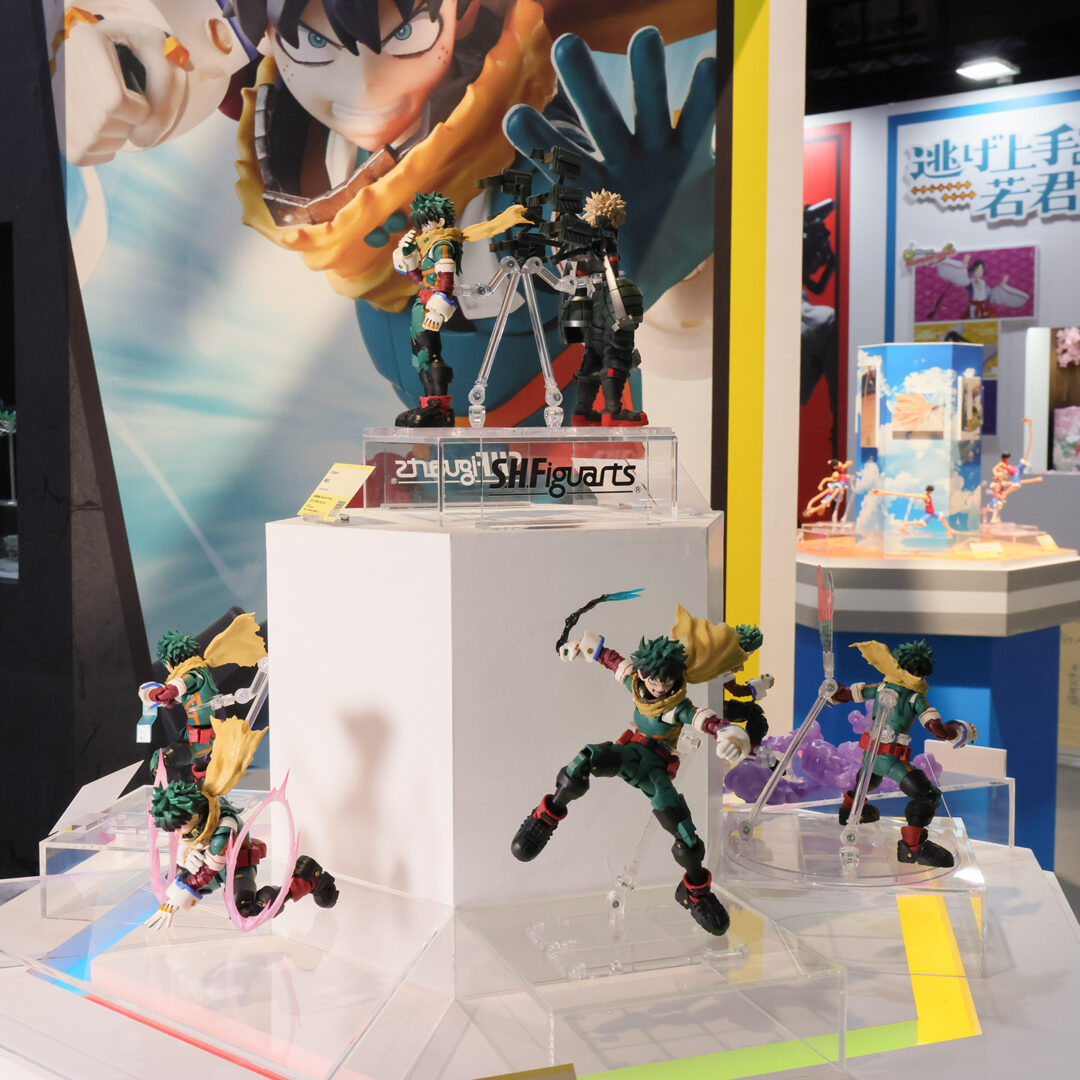 S.H.Figuarts 緑谷出久　2024年12月店頭発売予定
S.H.Figuarts 爆豪勝己　2025年3月店頭発売予定
S.H.Figuarts 緑谷出久＆爆豪勝己 PLUS ULTRA オプションパーツセット　2025年3月店頭発売予定
※商品以外の展示品は、イベント展示用装飾物です。商品仕様の詳細は魂ウェブの各詳細ページをご確認ください。