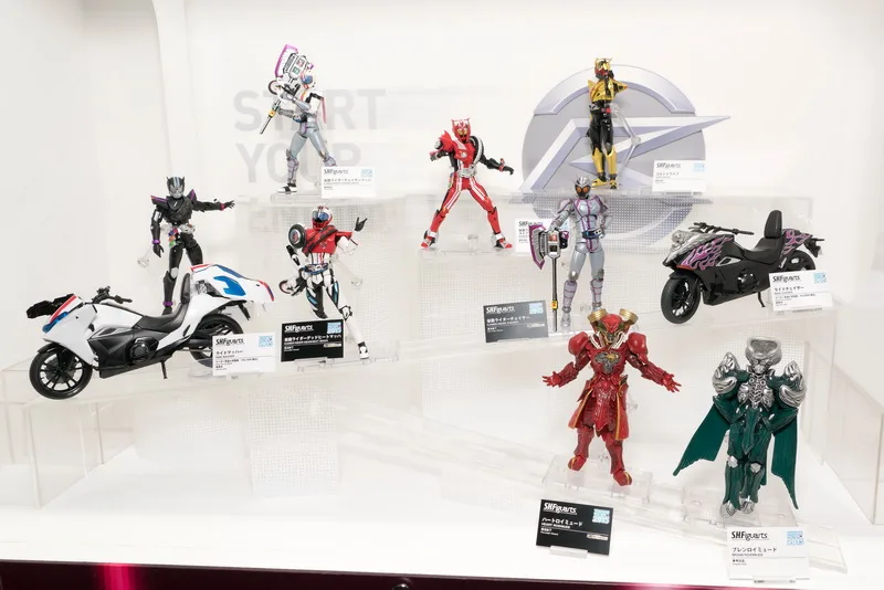『仮面ライダードライブ』のS.H.Figuartsでは、仮面ライダーチェイサーマッハ、仮面ライダードライブ タイプトライドロン、ブレンロイミュード、ゴルドドライブが初公開。