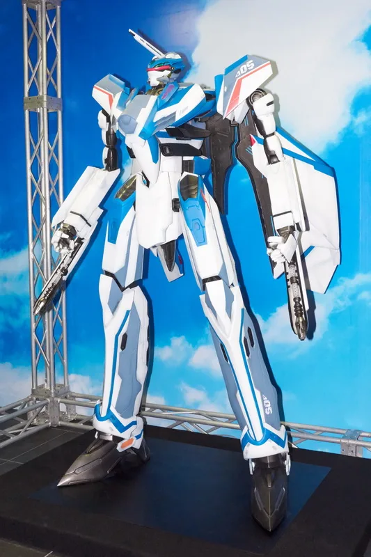 さらに会場には、バトロイド形態の「VF-31 ジークフリード」1/6スケール立像が登場！　並んで記念撮影できるフォトスポットとして人気でした。