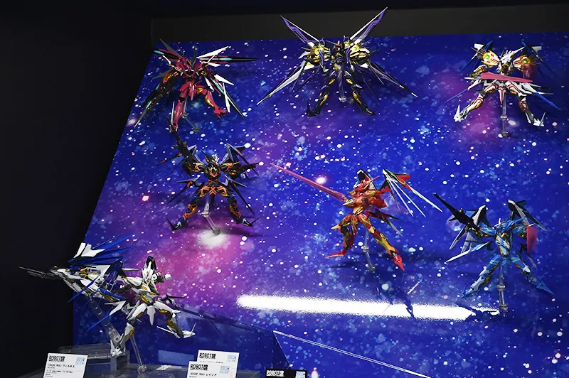 『クロスアンジュ 天使と竜の輪舞』より<SIDE RM>と<SIDE RSK>による最終決戦を思わせる展示。アンジュの「ヴィルキス 最終決戦仕様」のほかジルが駆る「レイジア」が参考出品で登場しました。