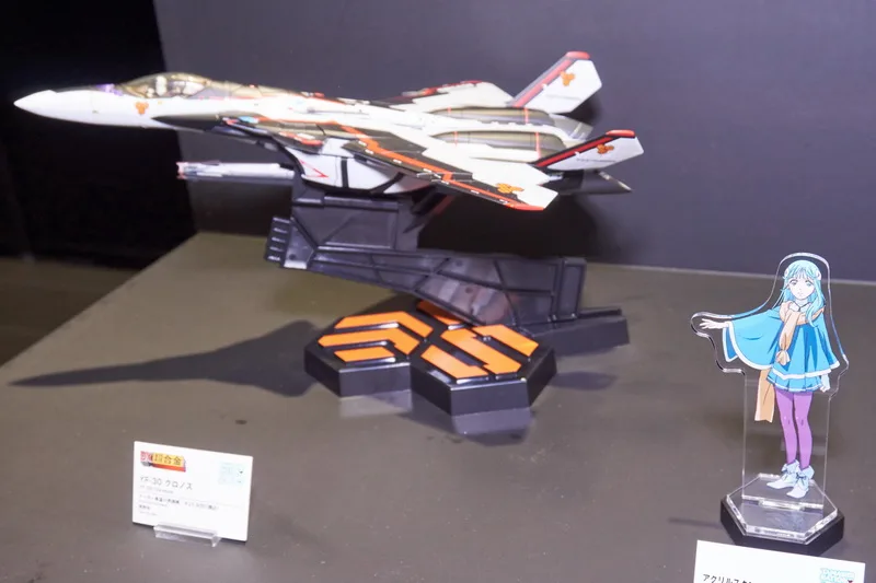 こちらは歴代マクロスシリーズの歴史をテーマにした展示エリア。「HI-METAL R」や「DX超合金」の新規造形も多数含む歴代バルキリーとともに、これも新アイテムの「アクリルスタンドキーホルダー」で歴代の歌姫たち（＆熱気バサラ）が並びました。
「HI-METAL R」では「VF-4 ライトニングIII」「VF-2SS バルキリーII」「VF-0A フェニックス」、「DX超合金」の「YF-19」「VF-19改エクスカリバー 熱気バサラスペシャル」と、参考出品もファン待望の機体揃い。