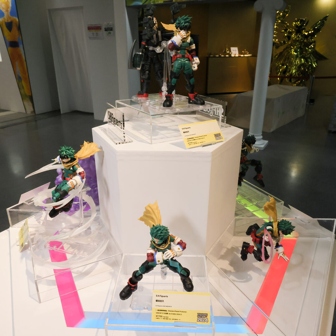 S.H.Figuarts 緑谷出久　2024年12月店頭発売予定
S.H.Figuarts 爆豪勝己　2025年3月店頭発売予定
S.H.Figuarts 緑谷出久＆爆豪勝己 PLUS ULTRA オプションパーツセット　2025年3月店頭発売予定
※商品以外の展示品は、イベント展示用装飾物です。商品仕様の詳細は魂ウェブの各詳細ページをご確認ください。